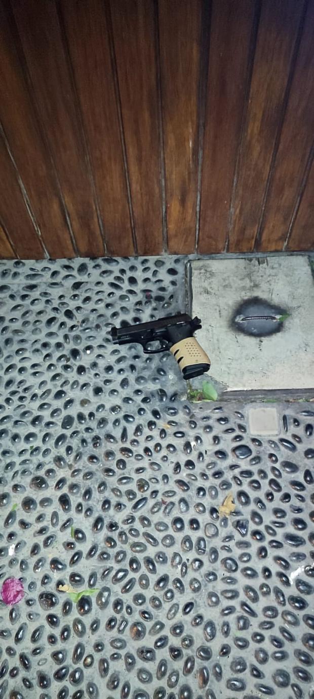 Pistola utilizada por el delincuente abatido.