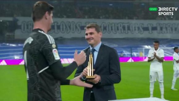 Iker Casillas le entregó el Trofeo Lev Yashin a Thibaut Courtois en el marco del Real Madrid vs. Sevilla. (Captura: DirecTV Sports)
