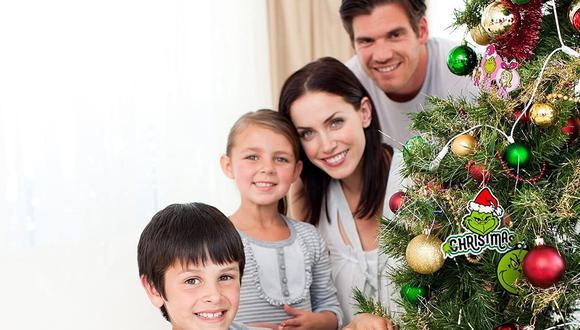 Familia decora el arbolito de Navidad.
