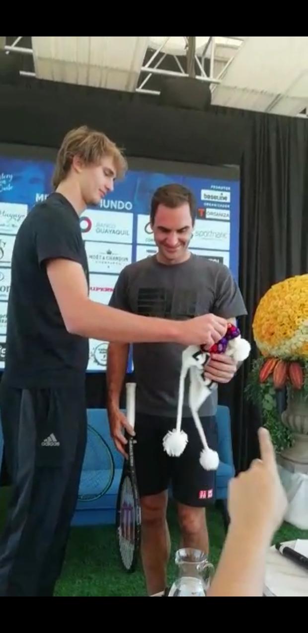Alexander Zverev le entrega el chullo al tenista suizo