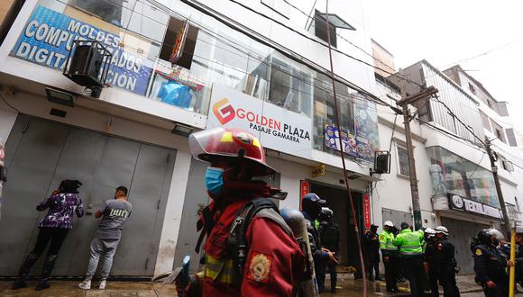 Incendio en la galería Golden Plaza en el Emporio Comercial de Gamarra es controlado por el CGBVP. Foto: GEC