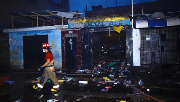 Incendio en mercado de Villa María del Triunfo movilizó nueve unidades de los Bomberos. (Foto: César Grados/@photo.gec)