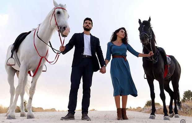 Hercai es protagonizada por los actores Ebru Şahin y Akın Akınözü (Foto: Medyapım / MF Production)