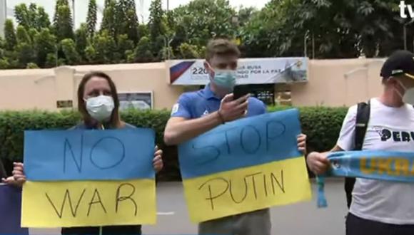 Manifestantes llegaron hasta los exteriores de la Embajada de Rusia para protestas contra invasión a Ucrania. (Captura: TVPerú)