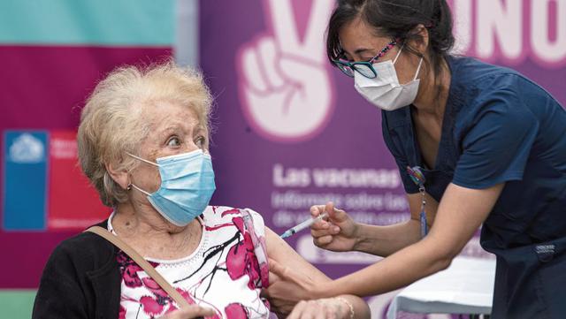 En Chile se inició la campaña de vacunación con trabajadores de salud y adultos mayores de 90 años. (Foto: AP / Esteban Felix)