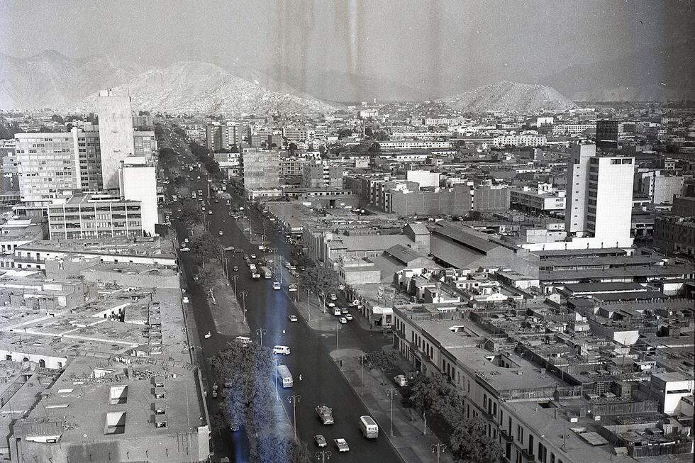 En esta imagen podemos apreciar el paso de vehículos por la avenida Grau. (Foto GEC Archivo Histórico)