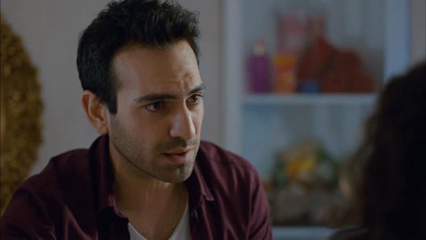 Buğra Gülsoy como Fatih en comedia romántica.  (Foto: Proceso de película)