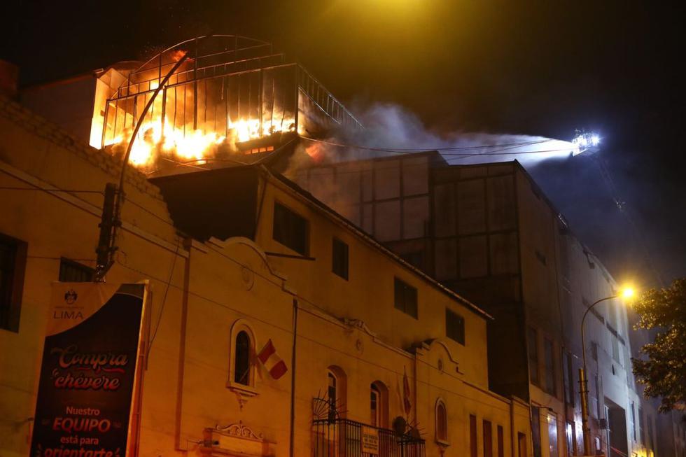 El incendio tiene lugar en la galería ‘Plaza Central’ de la esquina de jiron Puno con la cuadra 11 de Andahuaylas, cerca a Mesa Redonda. Foto: Leonardo Fernández @photo.gec