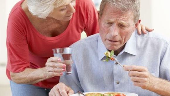 La enfermedad de Alzheimer es progresiva, con el paso de los años puede complicarse y al mismo tiempo, la alimentación también varía.