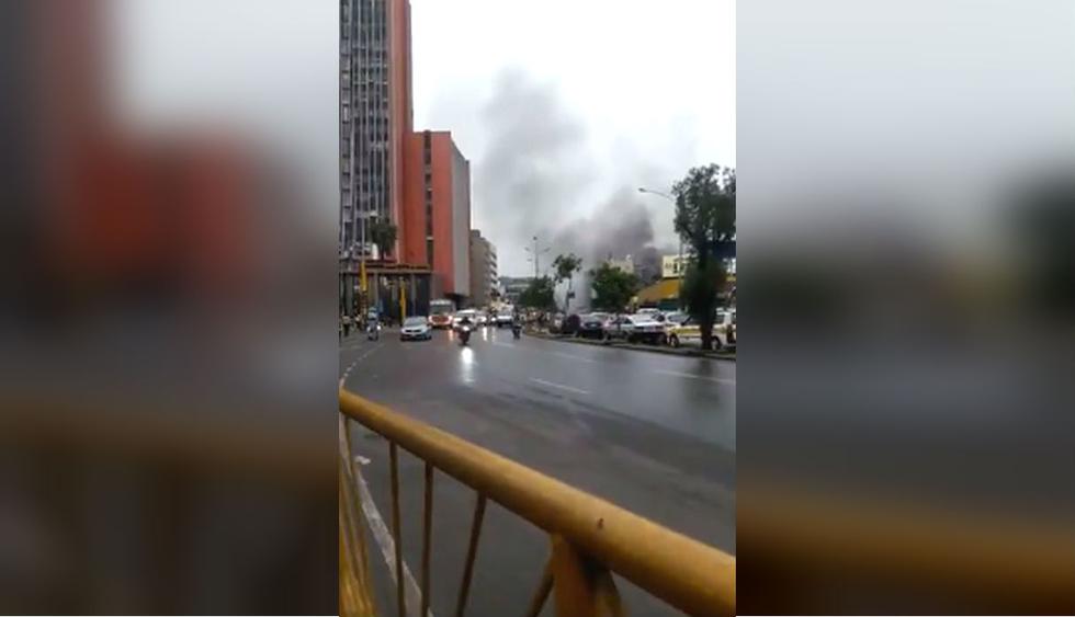 Restringen el tránsito en la avenida Abancay por incontrolable incendio