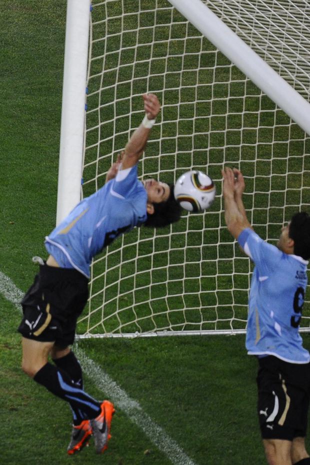 El momento en el que Luis Suárez bloquea el remate con las manos. (Foto: AFP)