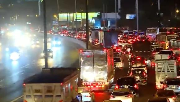 Panamericana Sur usualmente sufre congestión vehicular en el retorno de los viajeros por feriado largo. (Foto: captura 24 Horas)