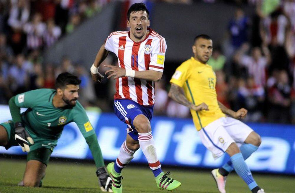 Edgar Benítez tuvo un buen paso por la selección paraguaya con la que jugó el Mundial 2010 . (Foto: EFE)