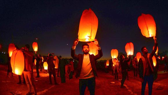 Los globos de Cantoya son peligrosos en espacios urbanos. Foto: AFP