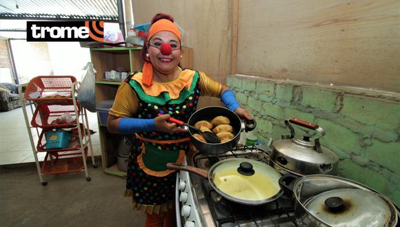 Madre de familia vende papas rellenas vestida como payasita. Foto: Alan Ramírez