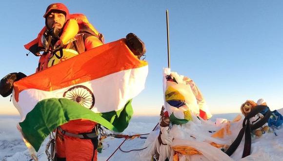 El montañista Narender Singh Yadav posa con la bandera de India en la cumbre del Everest el 27 de mayo de 2022. (Foto: Instagram | nsy_8848)