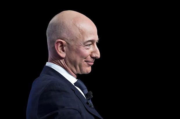 Jeff Bezos at a press conference (Photo: AFP)