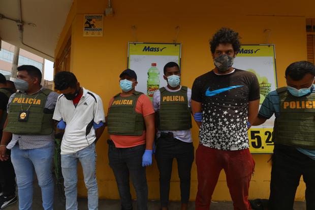 Delincuentes, de nacionalidad venezolana, fueron capturados por la Policía cuando asaltaban minimarket, en Los Olivos: | Foto: Gonzalo Córdova