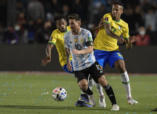 Argentina's Lionel Messi (C) drives the ball past Brazil's Fred (L) and Eder Militao during their South American qualification football match for the FIFA World Cup Qatar 2022 at the San Juan del Bicentenario stadium in San Juan, Argentina, on November 16, 2021. (Photo by Juan Mabromata / AFP)