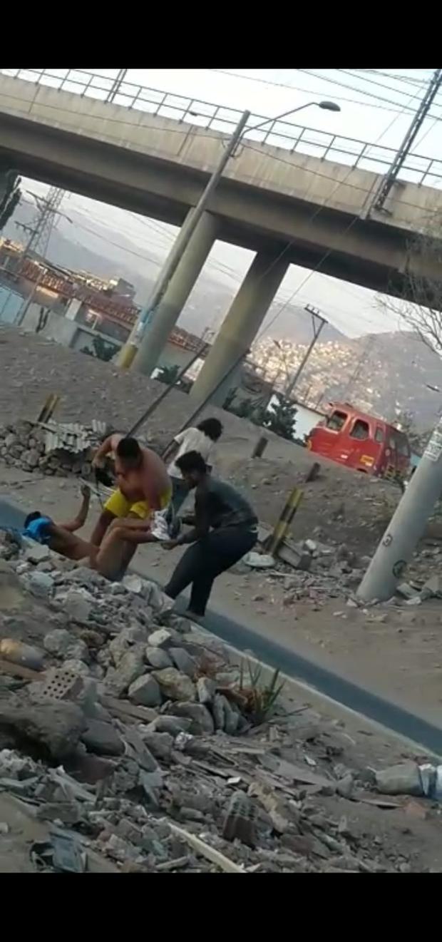 Hombre fue salvajemente atacado en Villa El Salvador. Aquí es despojado de su pantalón.| Reproducción de vídeo