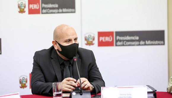 Alejandro Salas declaró a la prensa luego de la juramentación de nuevos ministros. (Foto: archivo Mincul)