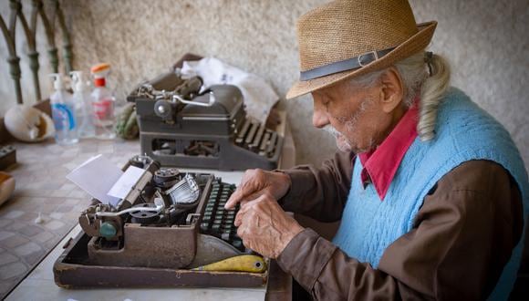Leoncio Bueno | Conoce al poeta más viejo del Perú: cumplirá 102 años y es  hincha de las 'malcriadas' | Historias | Entrevistas | Literatura | VMT |  ACTUALIDAD | TROME