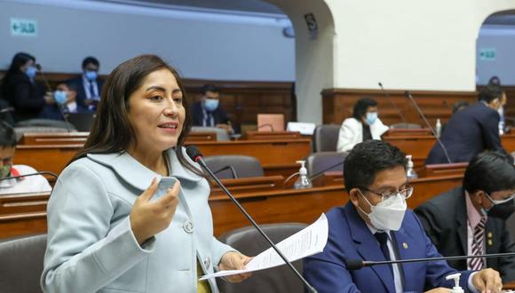 Kelly Portalatino, congresista de Perú Libre, declaró a los medios desde el Parlamento. (Congreso)