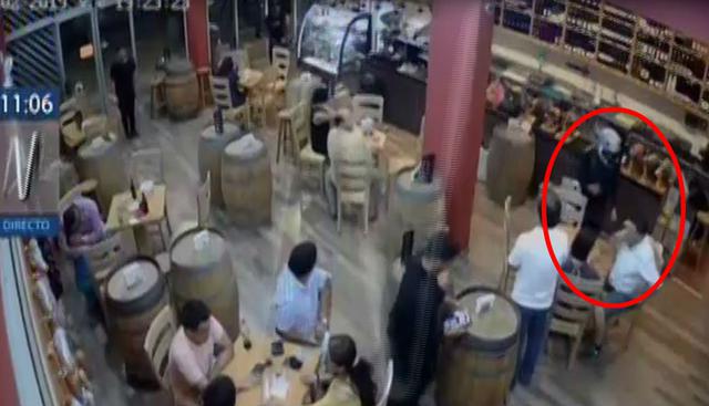 Delincuentes en moto y escondidos tras cascos ingresan a restaurante de Surco y roban a comensales. Foto: Captura de Canal N