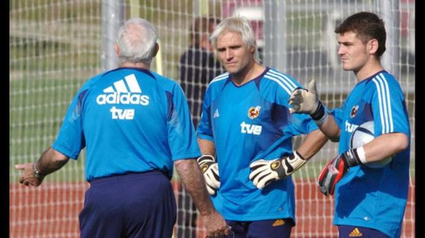 Luis Aragonés convocó a Cañizares para Alemania 2006 pero el titular fue Iker Casillas. (Foto: AFP)