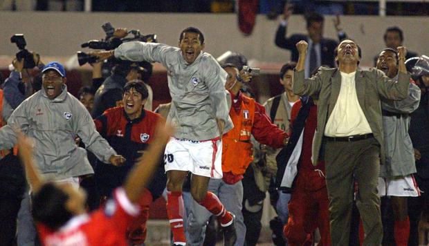 Freddy Ternero festeja junto a sus pupilos el triunfo ante River Plate.