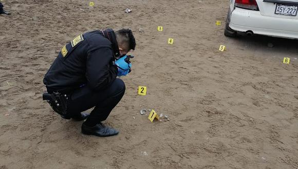 Peritos de Criminalística recogieron casquillos de bala en la escena del crimen para ser homologados con las armas halladas a los intervenidos.