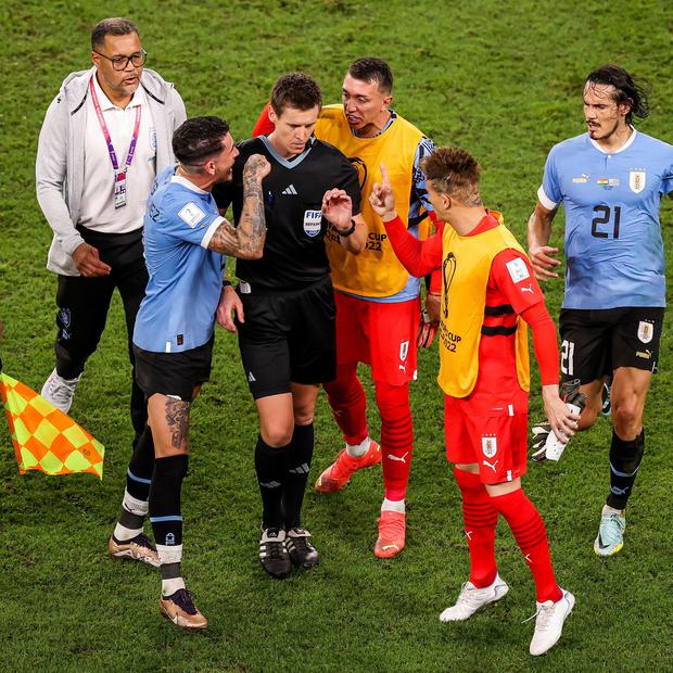 Los jugadores de Uruguay contra el árbitro. (Foto: Agencias)