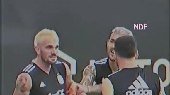 Lionel Messi recibe un 'cariño' de De Paul. (Video: Twitter)