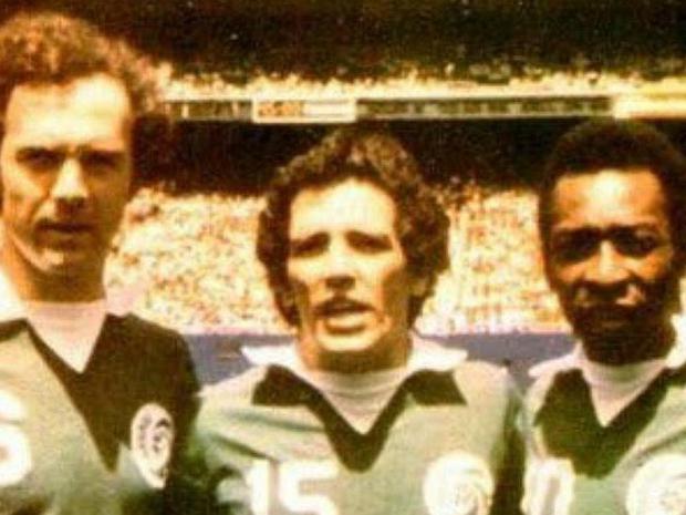 Pelé y Mifflin al lado del alemán Beckenbauer cuando defendieron al Cosmos de la antigua MLS