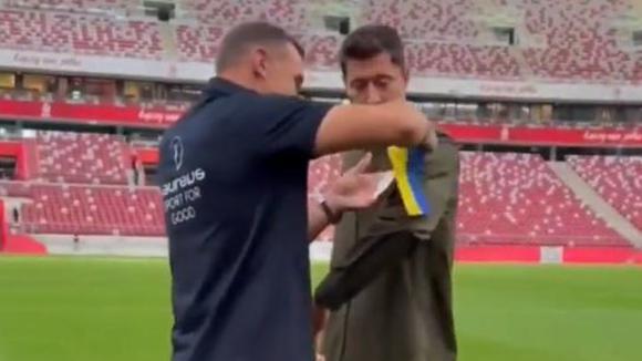 Shevchenko entregó a Lewandowski un brazalete con los colores de Ucrania. (Video: Laureus Sport)